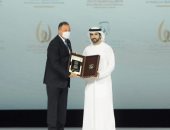 الخطيب يتسلم جائزة محمد بن راشد للإبداع الرياضى الخاصة بالأهلي