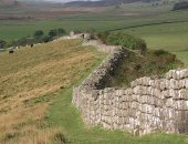 جدار هادريان.. سور مدهش بناه الامبراطور الرومانى لحماية بريطانيا قبل 1900 عام