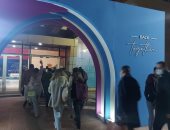 قبل ساعات من انطلاق منتدى شباب العالم.. استقبال الوفود المشاركة بالابتسامة والبهجة