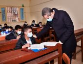 محافظ الغربية يتفقد أداء الطلاب لامتحانات نصف العام بمدارس طنطا