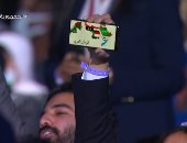 شاب يرفع خريطة الوطن العربي قبل انطلاق منتدى شرم الشيخ