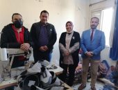 تحدى ضمور العضلات بمشروع لتصنيع الأحذية ببورسعيد.. إسلام يطمح فى مصنع لتحقيق حلمه.. لايف وصور