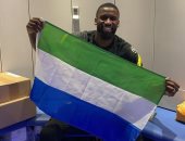 روديجر مدافع تشيلسي يحتفل بعلم سيراليون بعد التعادل مع الجزائر في أمم أفريقيا