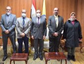 رئيس جامعة بني سويف يوقع اتفاقية تعاون مع الاتحاد المصرى للريشة الطائرة