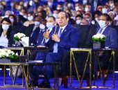 الرئيس السيسي: "الفقر بيدخل البلاد فى متاهات يصعب الخروج منها"