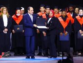 الرئيس السيسي يسلم طلاب الأكاديمية الوطنية للتدريب شهادات التخرج على هامش منتدى شباب العالم