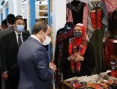 الرئيس السيسي يتفقد جناح "معرض مصر سيناء" ويستمع للمواطنين