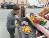 بائع فاكهة بدرجة فنان.. ذاع صيته فى شوارع بورسعيد لصوته الشعبى الرائع.. فيديو