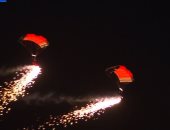 الرئيس السيسى يشهد عرضا غنائيا بالمظلات وأعلام مصر بختام منتدى شباب العالم.. فيديو