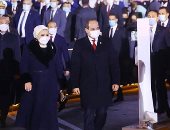 الرئيس السيسى يشهد عرضا غنائيا بالمظلات وأعلام مصر فى ختام منتدى شباب العالم.. كورال جامعة عين شمس يقدم فقرة غنائية بحفل الختام.. والرئيس: الشباب هو المستقبل والأمل والحلم.. والاختلاف قيمة كبيرة..صور