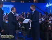 المجلس الأمريكى للتعليم يقدم للرئيس السيسي شهادة اعتماد الأكاديمية الوطنية