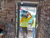 حملة لتوزيع مواد غذائية وترميم المنازل المتضررة من السيول بأسوان