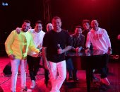 عمرو دياب يتألق بحفله الأخير فى دبى ويقدم صناع أغانيه لجمهوره