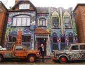 بريطانية تحول جدران منزلها للوحات من الفسيفساء لتروى قصة حياتها.. صور
