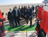 أولى رحلات مصر للطيران تصل مطار الخارجة بالوادى الجديد بعد توقف سنوات.. صور 