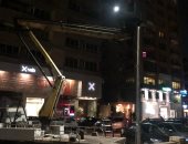 حى الدقى يجرى صيانة لأعمدة الإنارة بشارع نادى الصيد