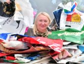 بريطانية تجمع آلاف أكياس التسوق خلال 46 عامًا وبينهم أقدم كيس بلاستيك بالعالم
