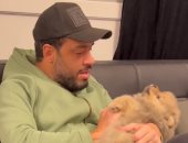 فاهمين لغة بعض.. فيديو طريف لرامى جمال يتحدث مع كلبه
