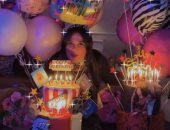 فيديو جديد لاحتفال ياسمين عبد العزيز بعيد ميلادها.. وسط البلالين وشمعة