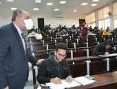 رئيس جامعة حلوان يتفقد لجان امتحانات نهاية الفصل الدراسى الأول بكلية الهندسة