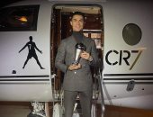 كريستيانو رونالدو مع جائزة الأفضل أمام سلم طائرته الخاصة.. صورة