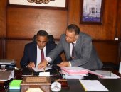 محافظ مطروح يصدق على إعفاء الطلاب المتحررين من الأمية من مصاريف المدارس