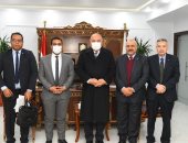 محافظ قنا يبحث مع ممثلى هيئة الإستثمار والمناطق الحرة سبل تنمية الإستثمار