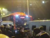 حافلة أتلتيكو مدريد تتعرض لهجوم من جماهير ريال سوسيداد.. فيديو 