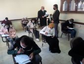 رئيس جامعة الأقصر يتفقد سير الامتحانات بكلية الآثار وسط إجراءات احترازية.. صور