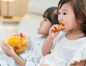 كيف تضر الوجبات السريعة بدماغ طفلك؟ خبراء تغذية يوضحون