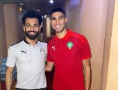 أشرف حكيمي ينشر صورته مع محمد صلاح بعد تأهل مصر والمغرب