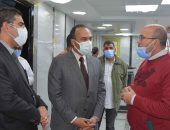 نائب محافظ المنيا يتفقد مستشفى التأمين الصحى ويتابع مركزا لتلقى اللقاح