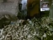 انهيار عقار بالإسكندرية.. لحظات الرعب ومحاولات تسكين المتضررين.. فيديو