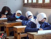 طلاب الصف الأول الثانوى العام يبدأون امتحان اللغة العربية فى المدارس ورقيا.. فيديو