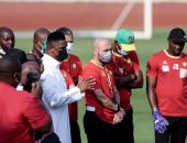 إيتو يدعم لاعبى الكاميرون قبل مواجهة جزر القمر فى أمم أفريقيا.. صور