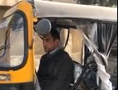 إرادة حديد.. رامي رفض الاستسلام وتحدى إعاقته الحركية منذ الطفولة.. عمل سائق توك توك بحثا عن الرزق الحلال.. وكافح في مهن شاقة ومارس كرة القدم بالعكاز.. ويؤكد: الإعاقة إعاقة الفكر وليست الجسد وسأكافح لآخر نفس