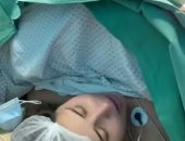 الدكتور بيغنى معاها.. لبنانية تغنى لفيروز بصوت عذب خلال عملية ولادة "فيديو"
