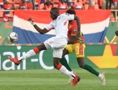 موسى بارو يسجل الهدف الأول لـ جامبيا في شباك غينيا بأمم أفريقيا.. فيديو