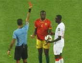 أمين عمر يتلقى إشارة غير لائقة من مدافع غينيا بعد طرده أمام جامبيا