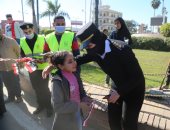 توزيع الحلوى والورود على المواطنين بكفر الشيخ فى عيد الشرطة.. صور