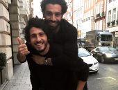 محمد صلاح يحتفل بعيد ميلاد أحمد حجازى بصورة من شوارع أوروبا