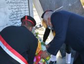 محافظ الوادى الجديد يضع إكليل زهور على النصب التذكارى لشهداء الشرطة