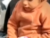 "ملهاش غيرك يا الله".. طفلة لاجئة ترتجف تحت الثلج "فيديو"