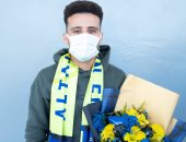 وصول مصطفى فتحى إلى السعودية تمهيدًا للانضمام للتعاون .. صور