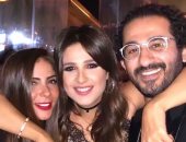 ياسمين عبد العزيز تشارك صورًا تجمعها بمنى زكى وأحمد حلمى
