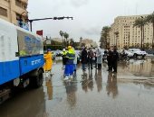 الإيد الشغالة.. عمال حى غرب القاهرة يكسحون المياه الأمطار وسط تحديات الطقس البارد