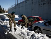 شلل تام فى شوارع اليونان بسبب العاصفة الثلجية والجيش يزيل طبقات الجليد