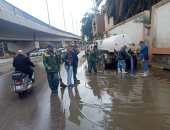 حى الدقى بالجيزة ينشر سيارات شفط مياه الأمطار بالشوارع والميادين.. صور