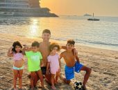 بعد تكهنات رحيله عن اليونايتد.. كريستيانو رونالدو مع ابنائه على شاطئ البحر