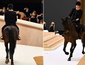 فارسة بحصان تتجول بمدرج "شانيل" خلال أسبوع الموضة بباريس .."فيديو"